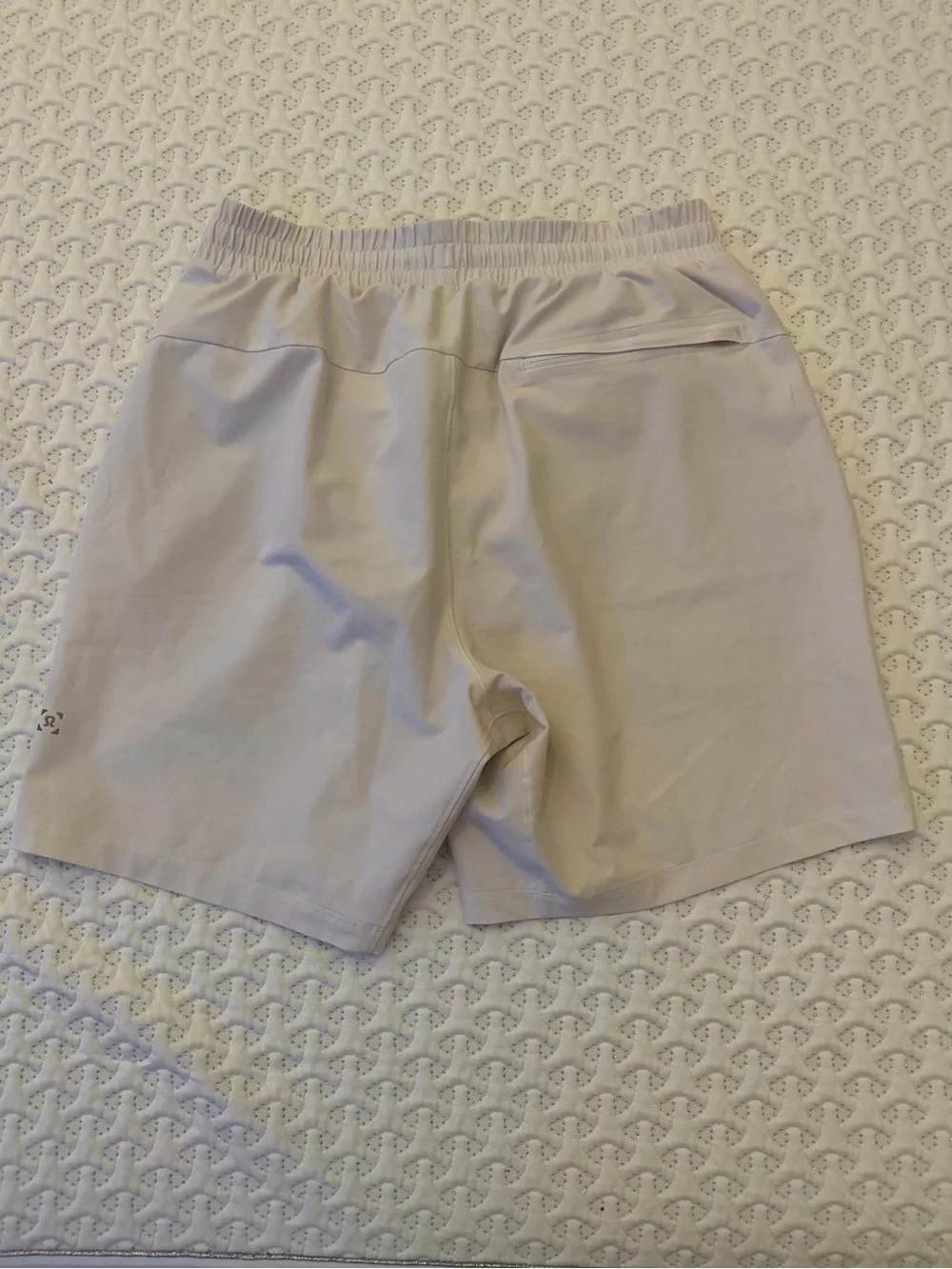 Men's Medium Lululemon 7” net lined Swim Shorts MSRP $88 WHITE